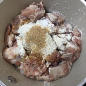 加入椒盐粉，用筷子搅拌均匀。