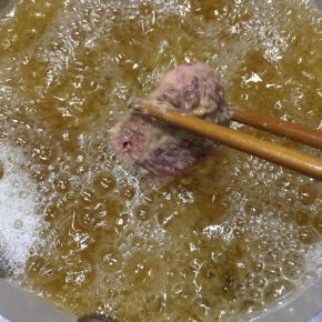 锅中加入多一些的油，大火烧至8分热，下入排骨中火炸制。