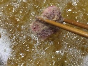 锅中加入多一些的油，大火烧至8分热，下入排骨中火炸制。