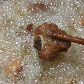 炸至排骨表面呈金黄色即可捞出。