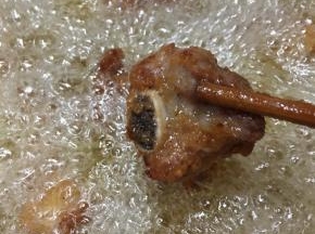 炸至排骨表面呈金黄色即可捞出。