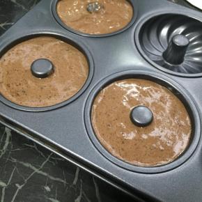 倒入模具里，放入烤箱175度烤18分钟