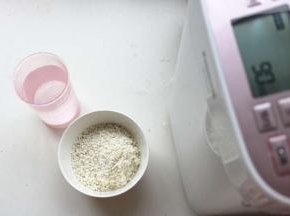 安装好面包机的麻薯刀片，准确称量好糯米和清水。