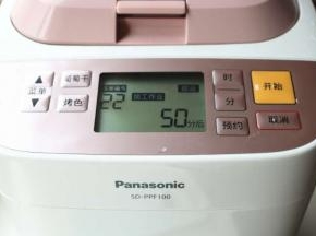 洗净的糯米和清水放入面包机，选择麻薯功能开启面包机。