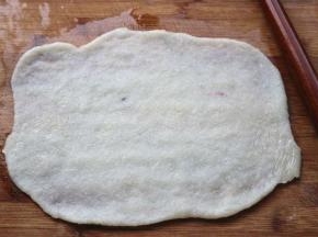 拿出来，面板抹油，擀成片状。