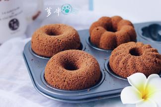 直到完全膨起。用牙签扎入蛋糕中心并拔出，牙签上没有残留物，就表示蛋糕烤熟了