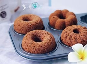 直到完全膨起。用牙签扎入蛋糕中心并拔出，牙签上没有残留物，就表示蛋糕烤熟了