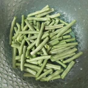 豆角去筋摘小段洗净备用。