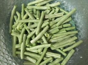 豆角去筋摘小段洗净备用。