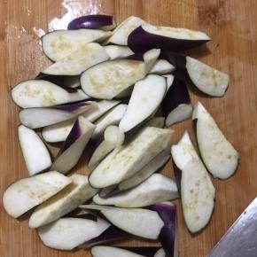 茄子去蒂洗净切滚刀状。
