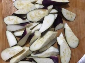 茄子去蒂洗净切滚刀状。
