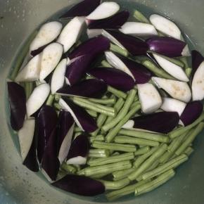 放入清水中浸泡防止茄子氧化。