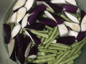 放入清水中浸泡防止茄子氧化。