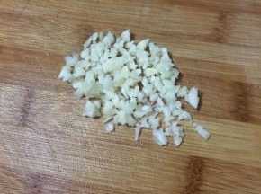 蒜头切碎。