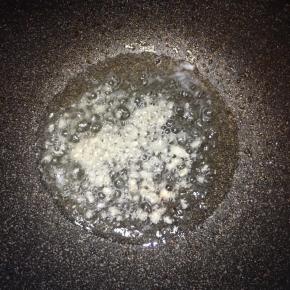 锅中倒入油，大火烧热，下入蒜末煸出香味。