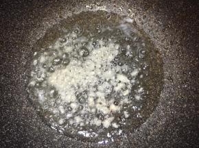 锅中倒入油，大火烧热，下入蒜末煸出香味。