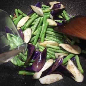 加入半碗清水。