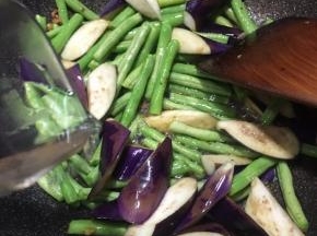 加入半碗清水。