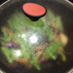 加盖焖至水分微干。