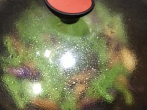 加盖焖至水分微干。