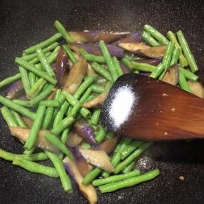 开盖调入盐和鸡精翻炒至茄子软烂，水分收干即可关火。