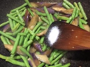 开盖调入盐和鸡精翻炒至茄子软烂，水分收干即可关火。