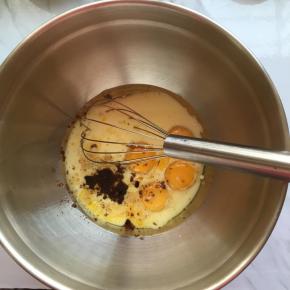 用干净无水无油的盆，将鸡蛋分离，蛋黄里倒入玉米油，牛奶，15g红糖