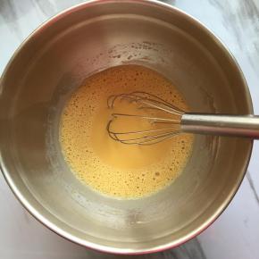 用手动打蛋器搅匀