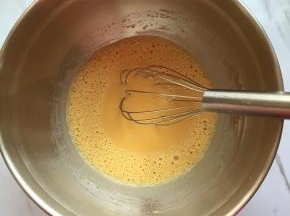 用手动打蛋器搅匀