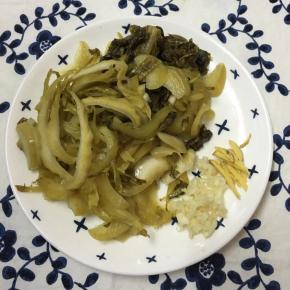 酸菜洗净切细丝，蒜头切碎，生姜切丝。