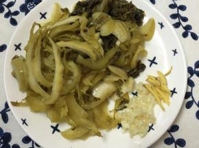 酸菜洗净切细丝，蒜头切碎，生姜切丝。