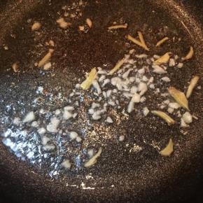 锅中倒入油，大火烧热，下入蒜末和姜丝煸出香味。