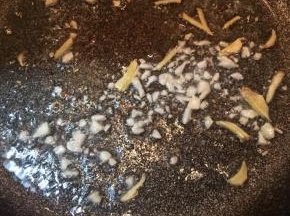 锅中倒入油，大火烧热，下入蒜末和姜丝煸出香味。