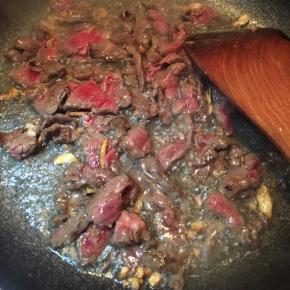 倒入牛肉翻炒。