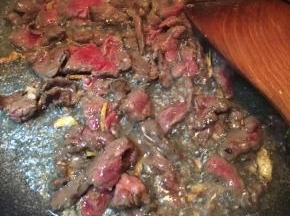 倒入牛肉翻炒。