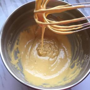 搅匀至无颗粒状，丝丝滑滑的，不要过度搅拌，不然会起劲