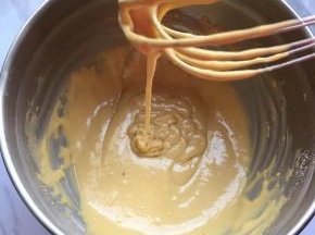 搅匀至无颗粒状，丝丝滑滑的，不要过度搅拌，不然会起劲