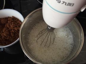 蛋清滴入2滴醋，用电动打蛋器打发，红糖分三次加入