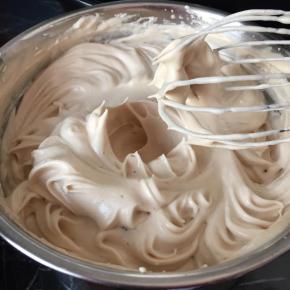 打发至硬性发泡，出现短短的尖角状，打开烤箱140度预热10分钟