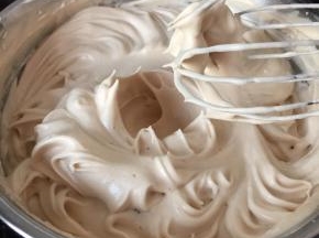 打发至硬性发泡，出现短短的尖角状，打开烤箱140度预热10分钟