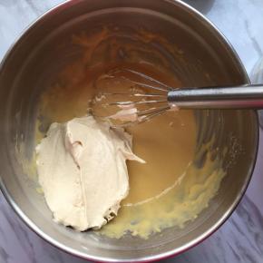 取一半蛋白和蛋黄糊混合，翻拌均匀