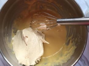 取一半蛋白和蛋黄糊混合，翻拌均匀