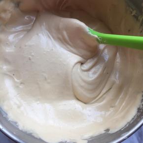 再把剩下的蛋白混合翻拌均匀