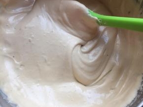 再把剩下的蛋白混合翻拌均匀