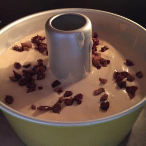 倒入模具，轻震几下，撒上红枣碎，放入烤箱下层140度烤50分钟