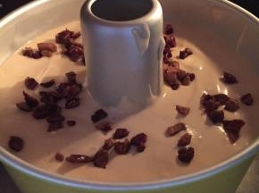 倒入模具，轻震几下，撒上红枣碎，放入烤箱下层140度烤50分钟