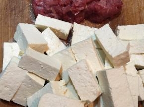 豆腐切小块，前腿肉剁碎。