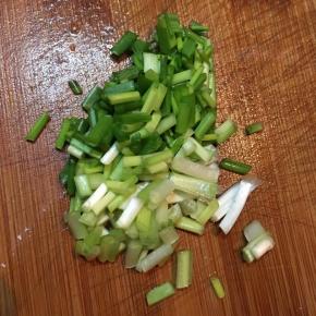香葱切小段。