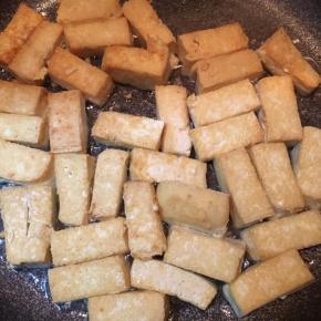 翻面，同样中火煎至呈金黄色，盛出备用。