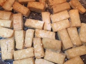 翻面，同样中火煎至呈金黄色，盛出备用。